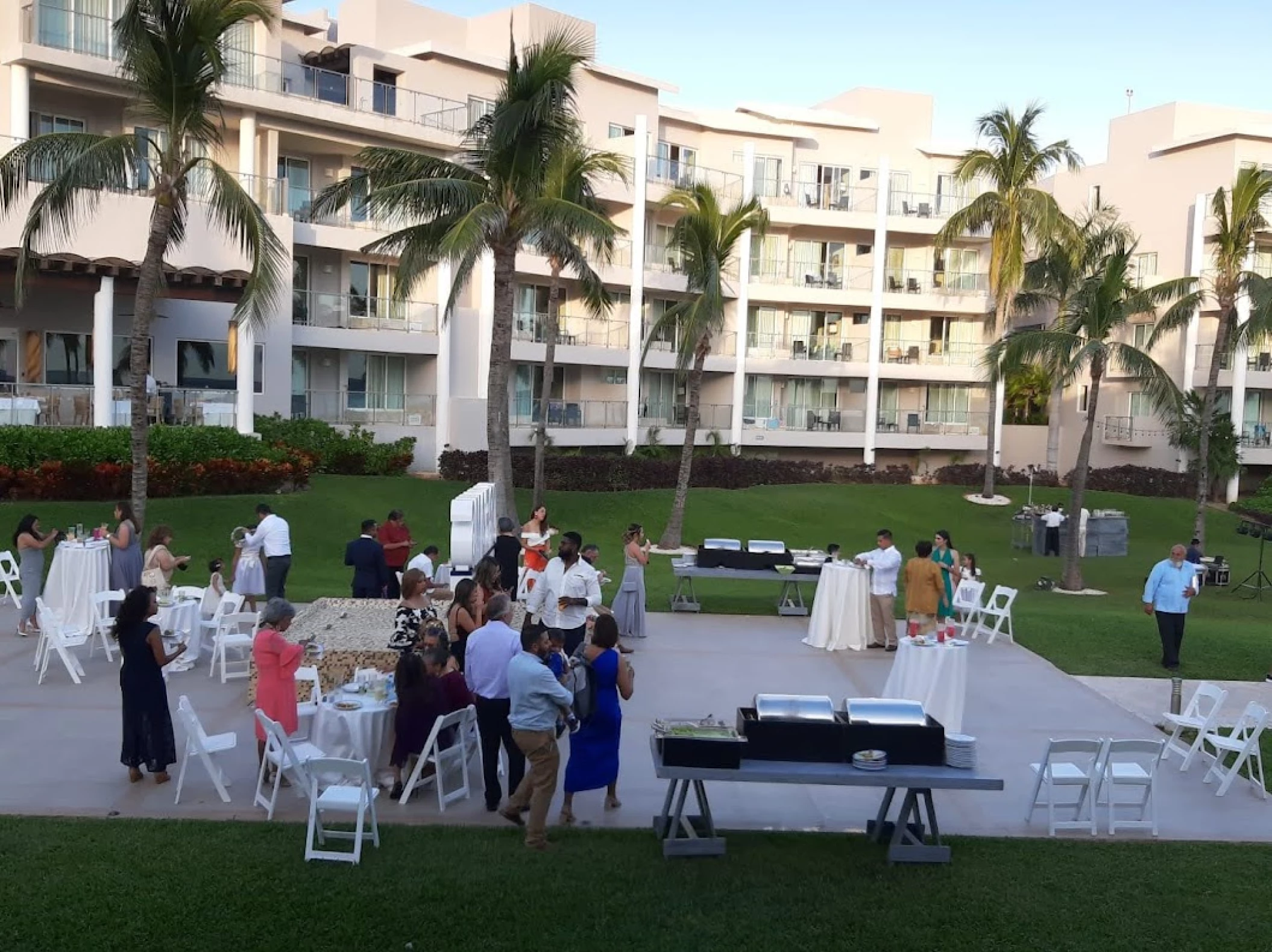 Cocktail party on the fountain at Dreams Jade Resort and spa