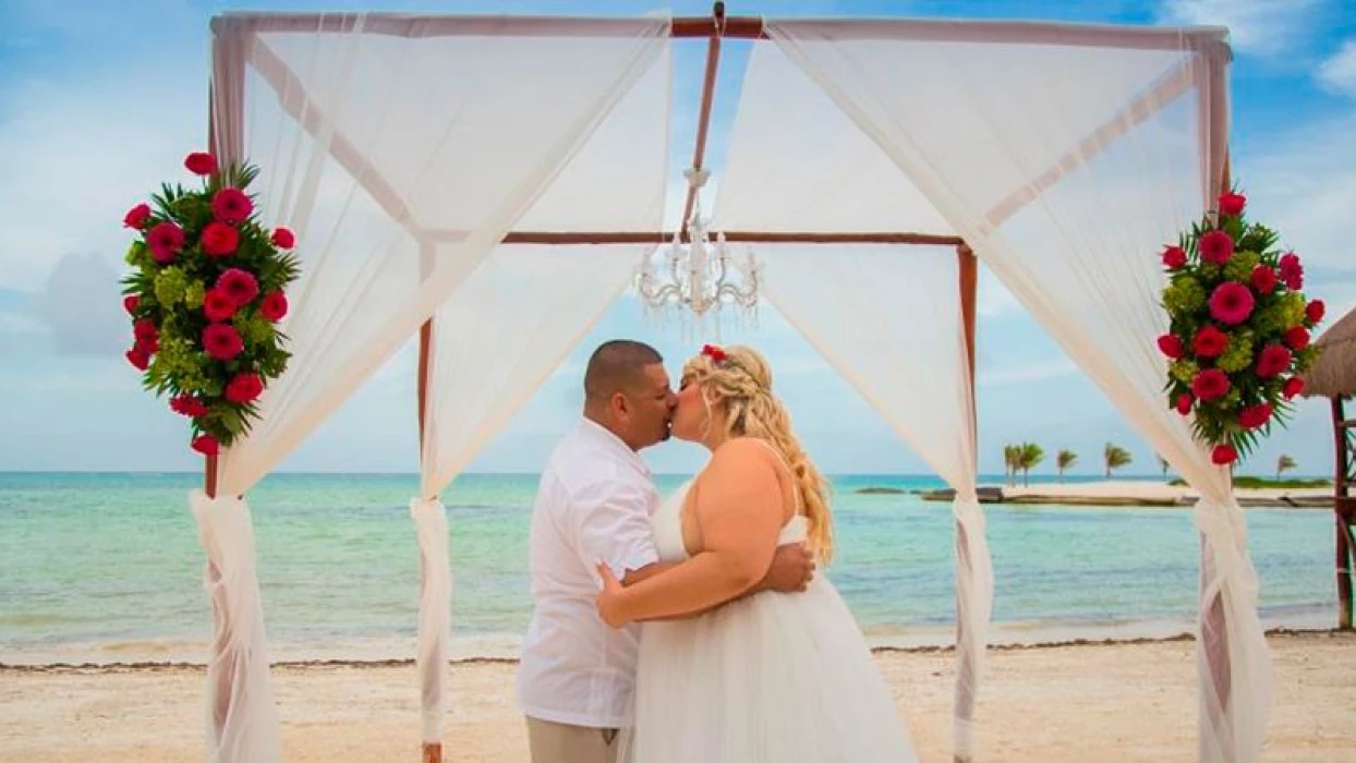 Couple wedding in Chapel Gazebo venue at El dorado Maroma