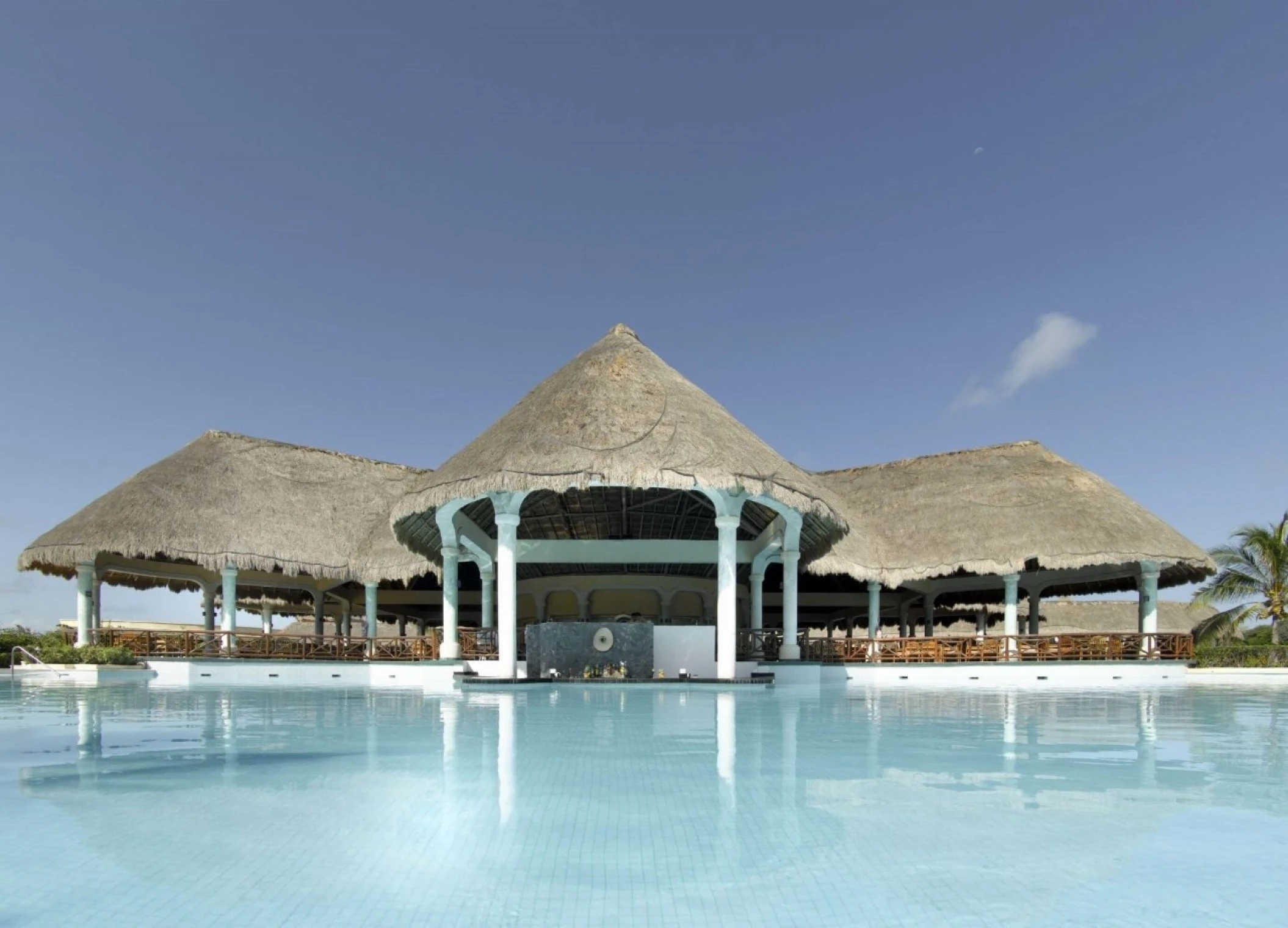 GRAND PALLADIUM WHITE SAND POOL BAR