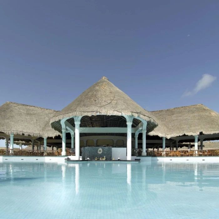 GRAND PALLADIUM WHITE SAND POOL BAR