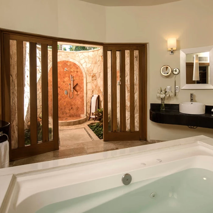 Grand Riviera Princess bathroom with tub