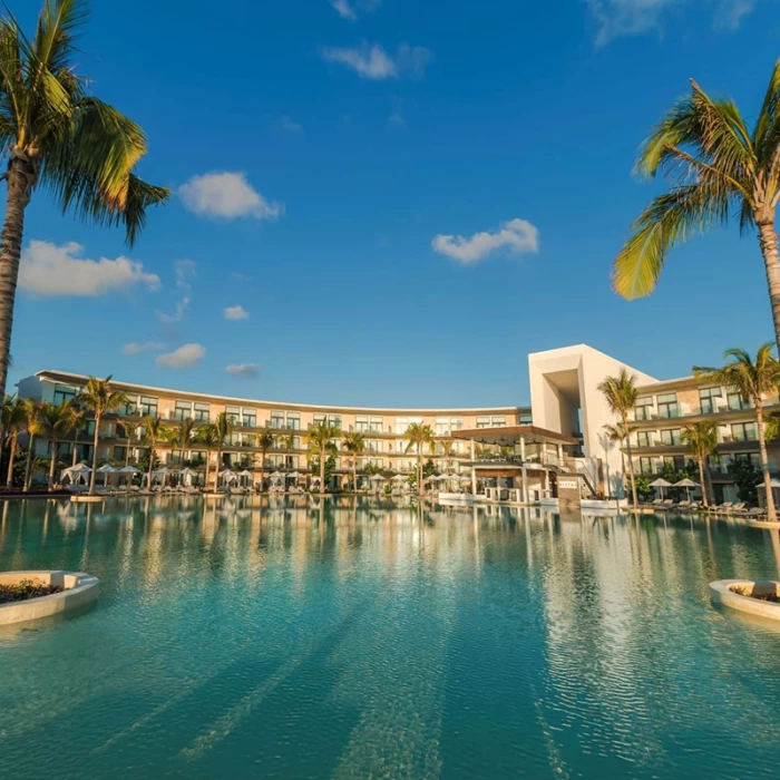 Haven Riviera Cancun central Pool.