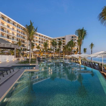 Pool's nightshot at Hilton Cancun.