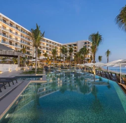 Pool's nightshot at Hilton Cancun.