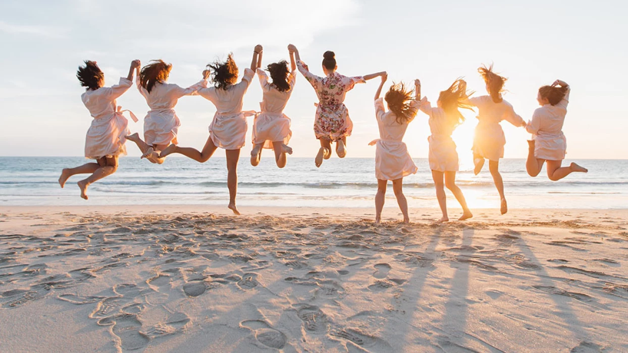 Bride and bridesmaids at the beach in Hilton Cancun.