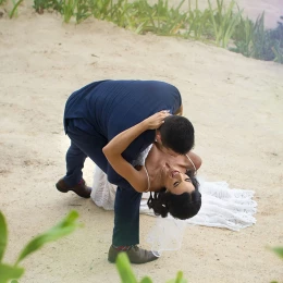 Just married Couple at the beach in Hilton Cancun.