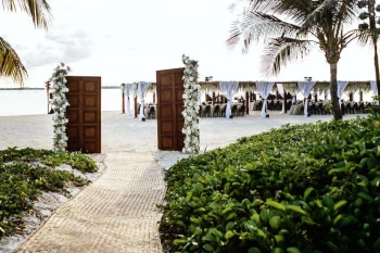 Dinner reception decor on Nizuc beach wedding venue at Nizuc Resort and Spa