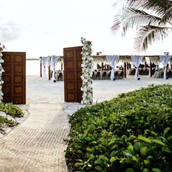 Dinner reception decor on Nizuc beach wedding venue at Nizuc Resort and Spa