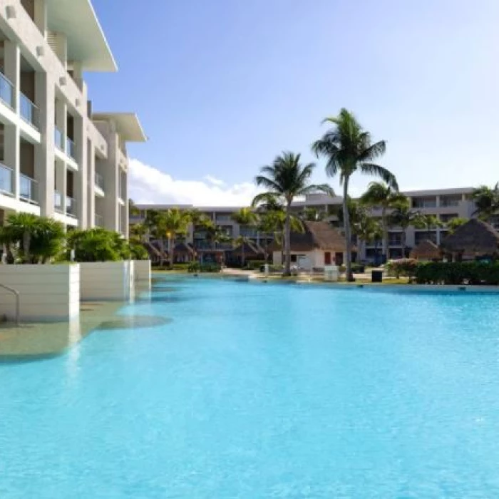 Paradisus Playa Del Carmen swim-up suites from pool