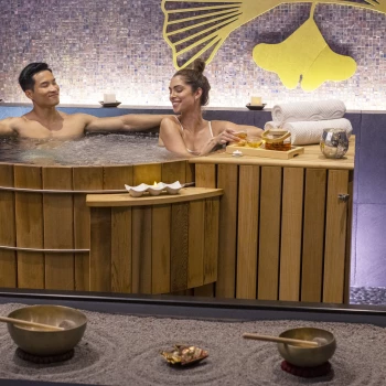 Couple in the jacuzzi at the Planet Hollywood Cancun spa
