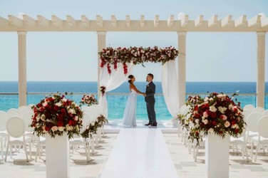 Altar wedding in Cancun overlooking the ocean