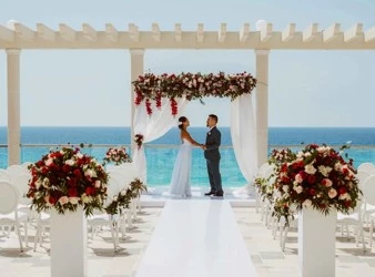 Altar wedding in Cancun overlooking the ocean