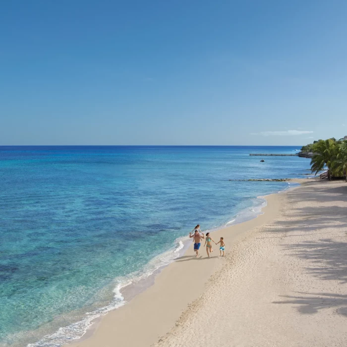 Beach overview at Dreams Cozumel Resort.