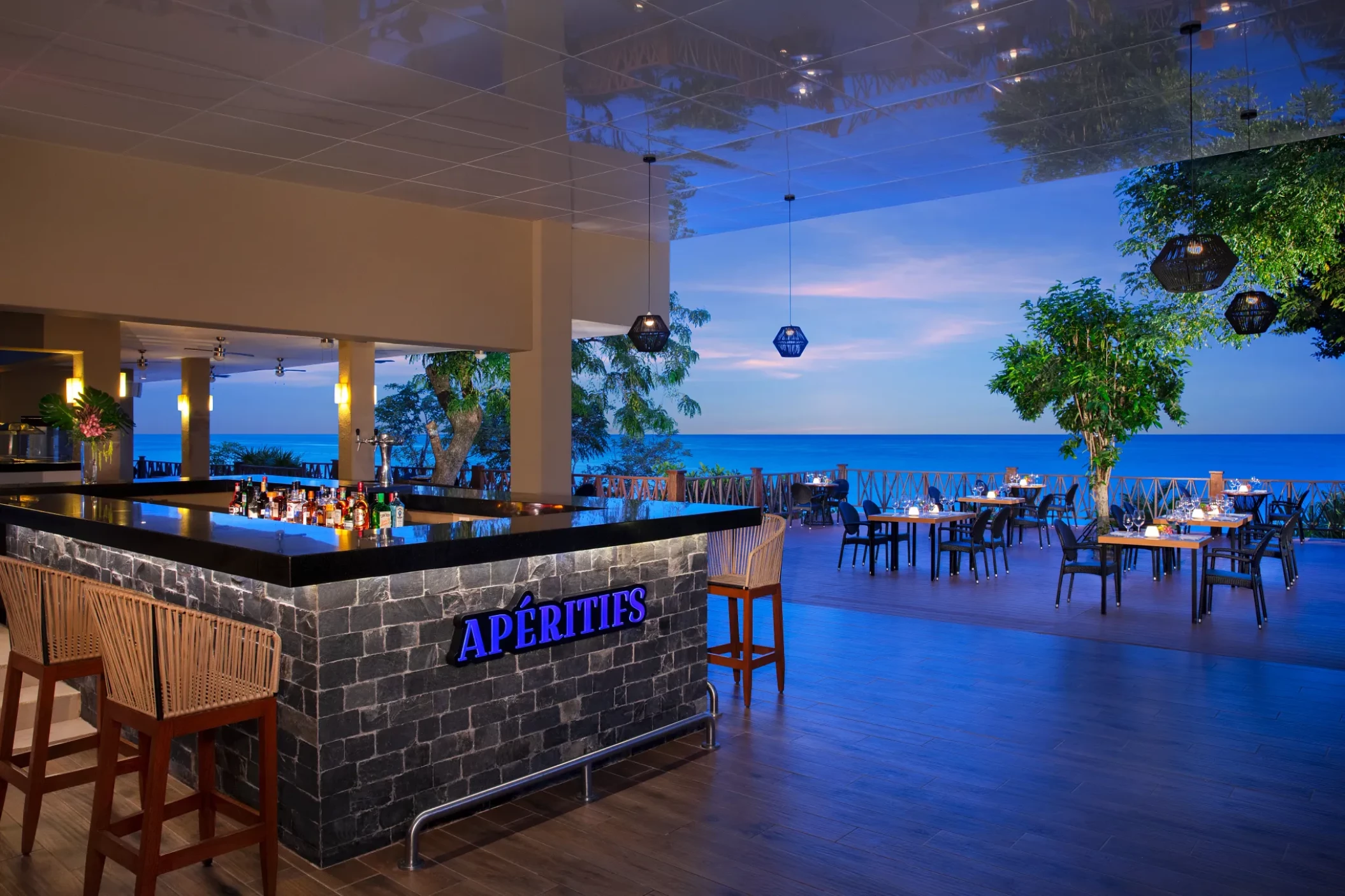 Aperitifs bar at Dreams Cozumel Resort.