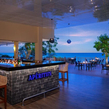 Aperitifs bar at Dreams Cozumel Resort.