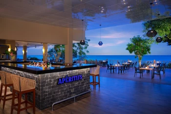 Aperitifs bar at Dreams Cozumel Resort.