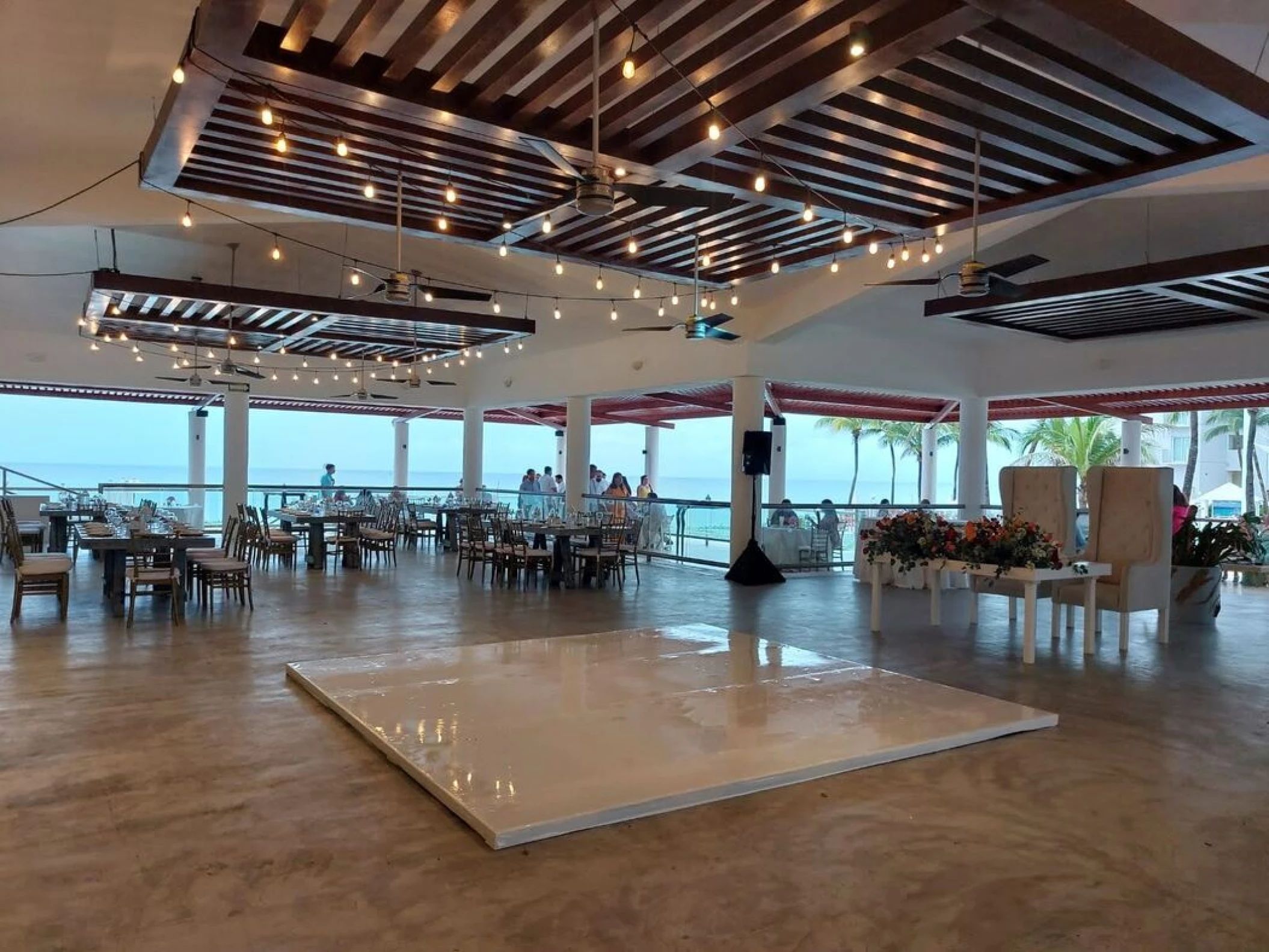 castaways restaurant venue at dreams jade resort