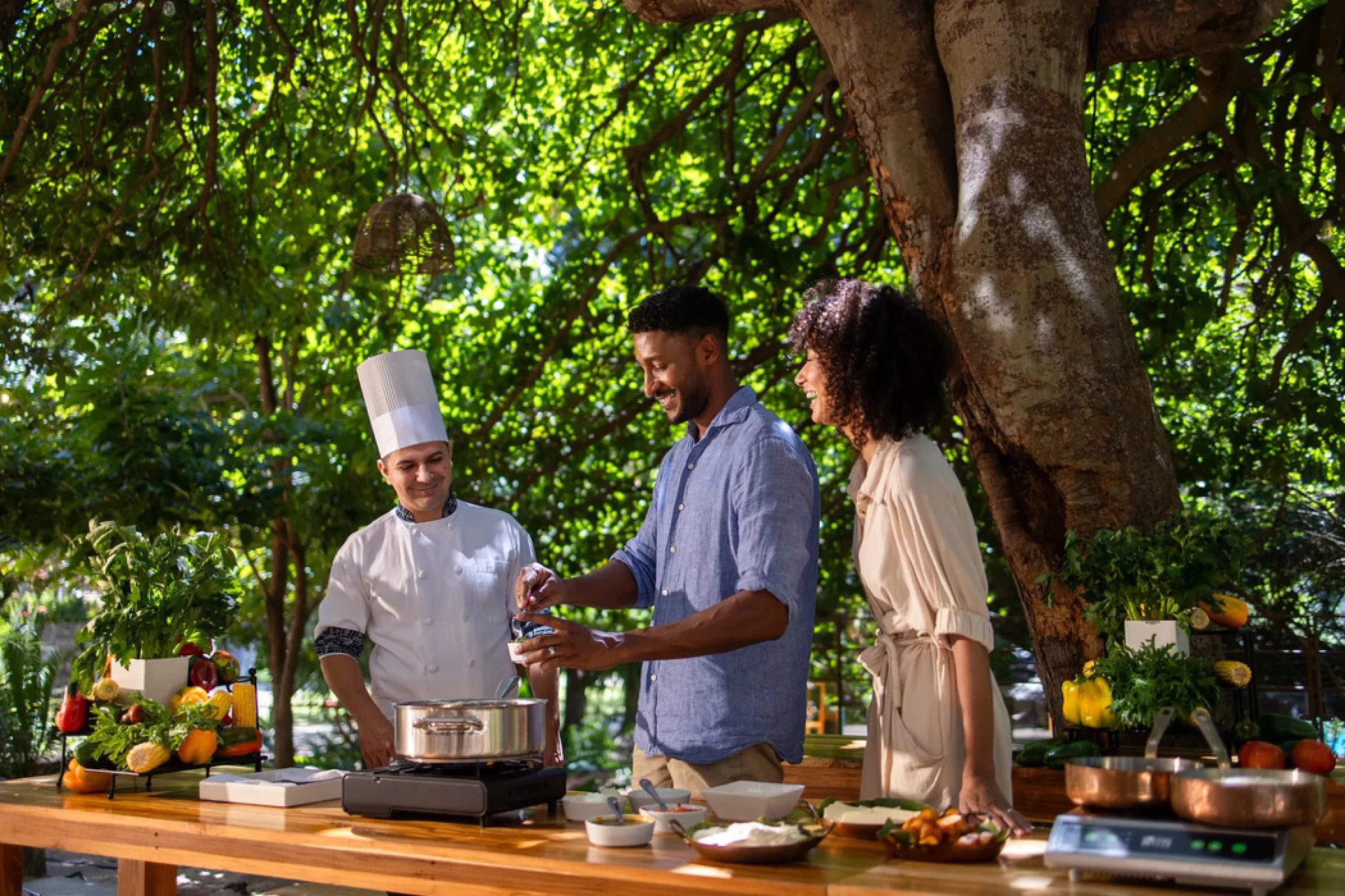 couple enjoying a cooking class at Dreams Las Mareas