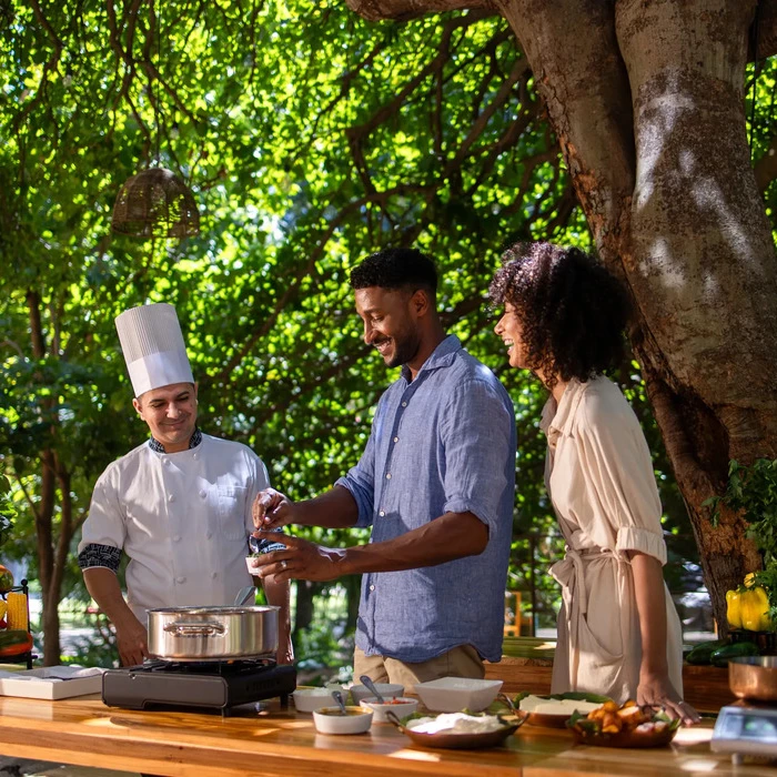 couple enjoying a cooking class at Dreams Las Mareas