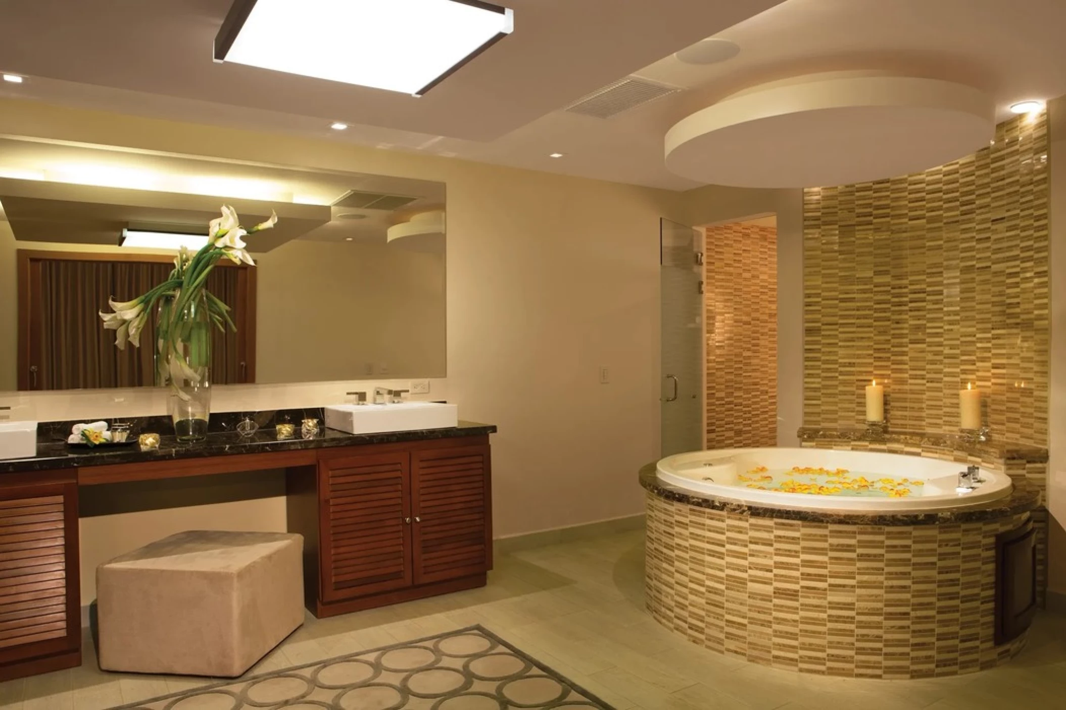 suite bathroom at Dreams Las Mareas