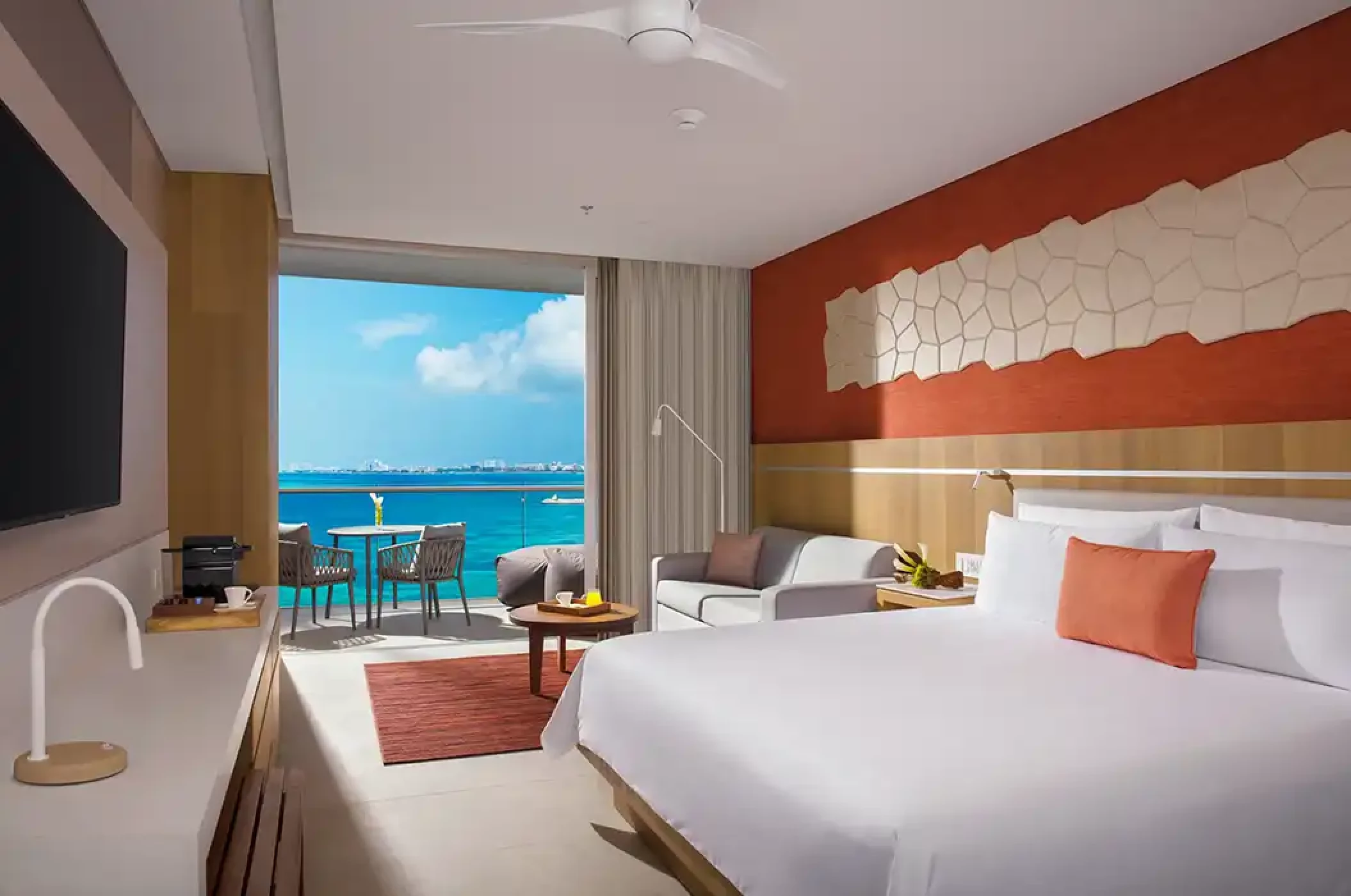 Rooms and suites at Dreams Vista Cancun Golf and Spa