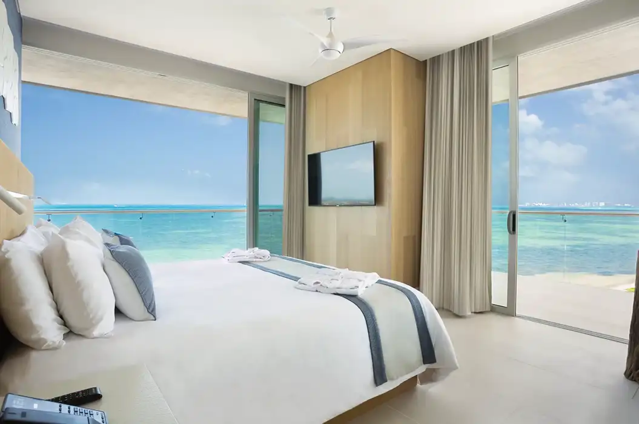 Rooms and suites at Dreams Vista Cancun Golf and Spa