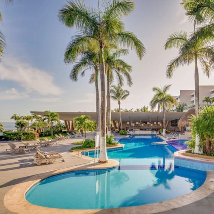 pool and swim up bar at Fiesta Americana Cozumel
