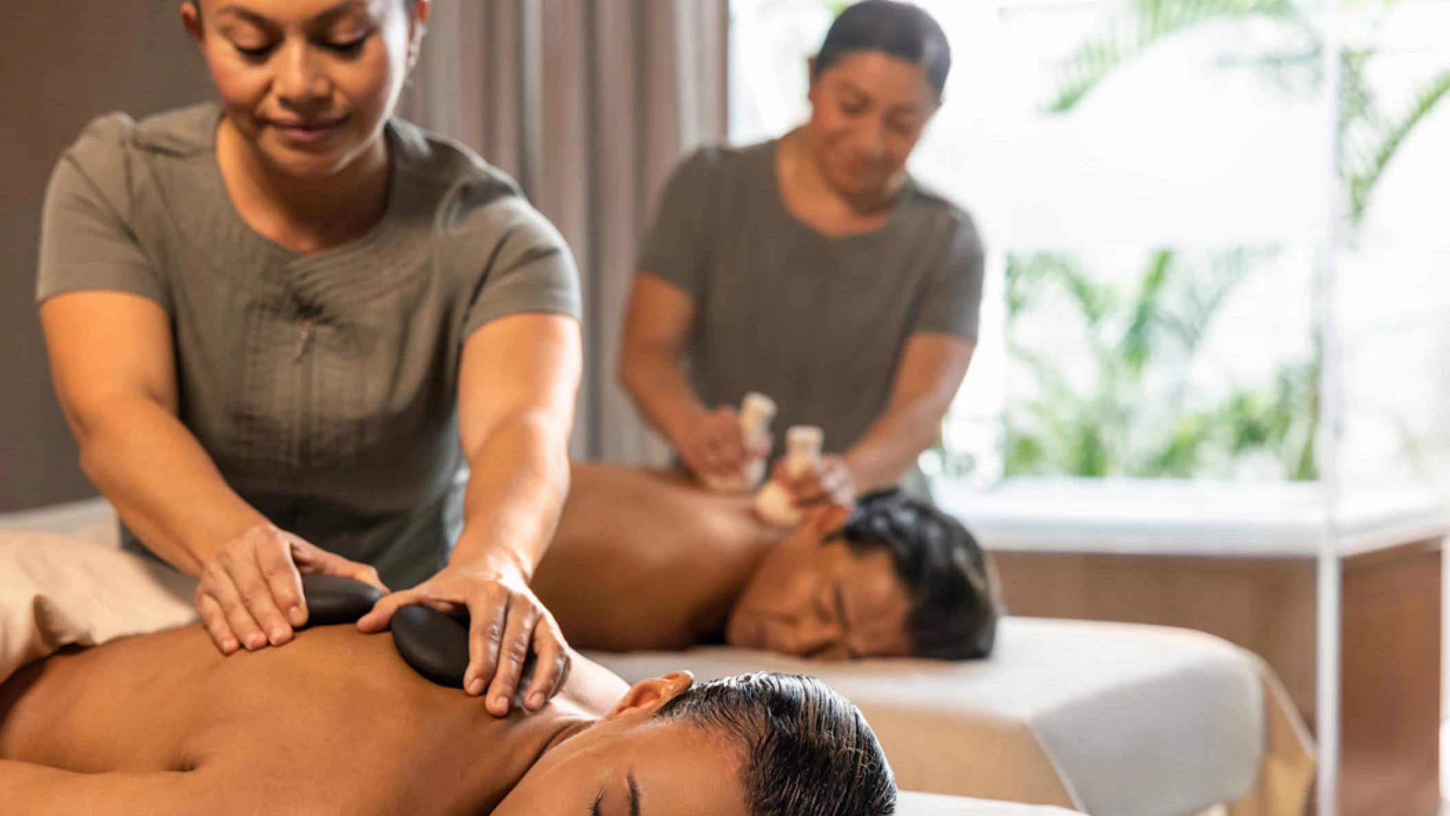 a couple getting a massage at the spa at Hilton Cancun Mar Caribe