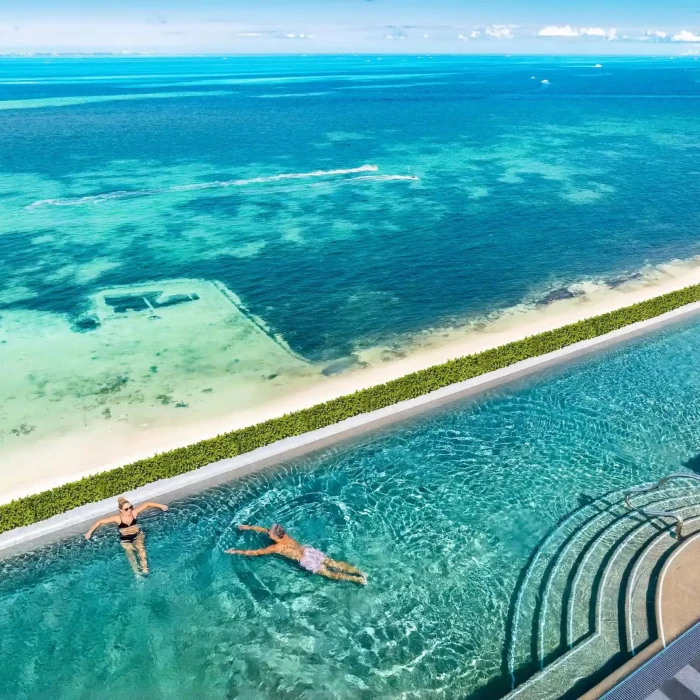couple in the rooftop pool at Hotel Mousai Cancun