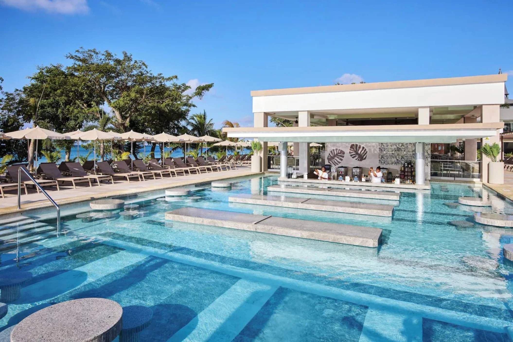 swim-up bar at Hotel Riu Negril
