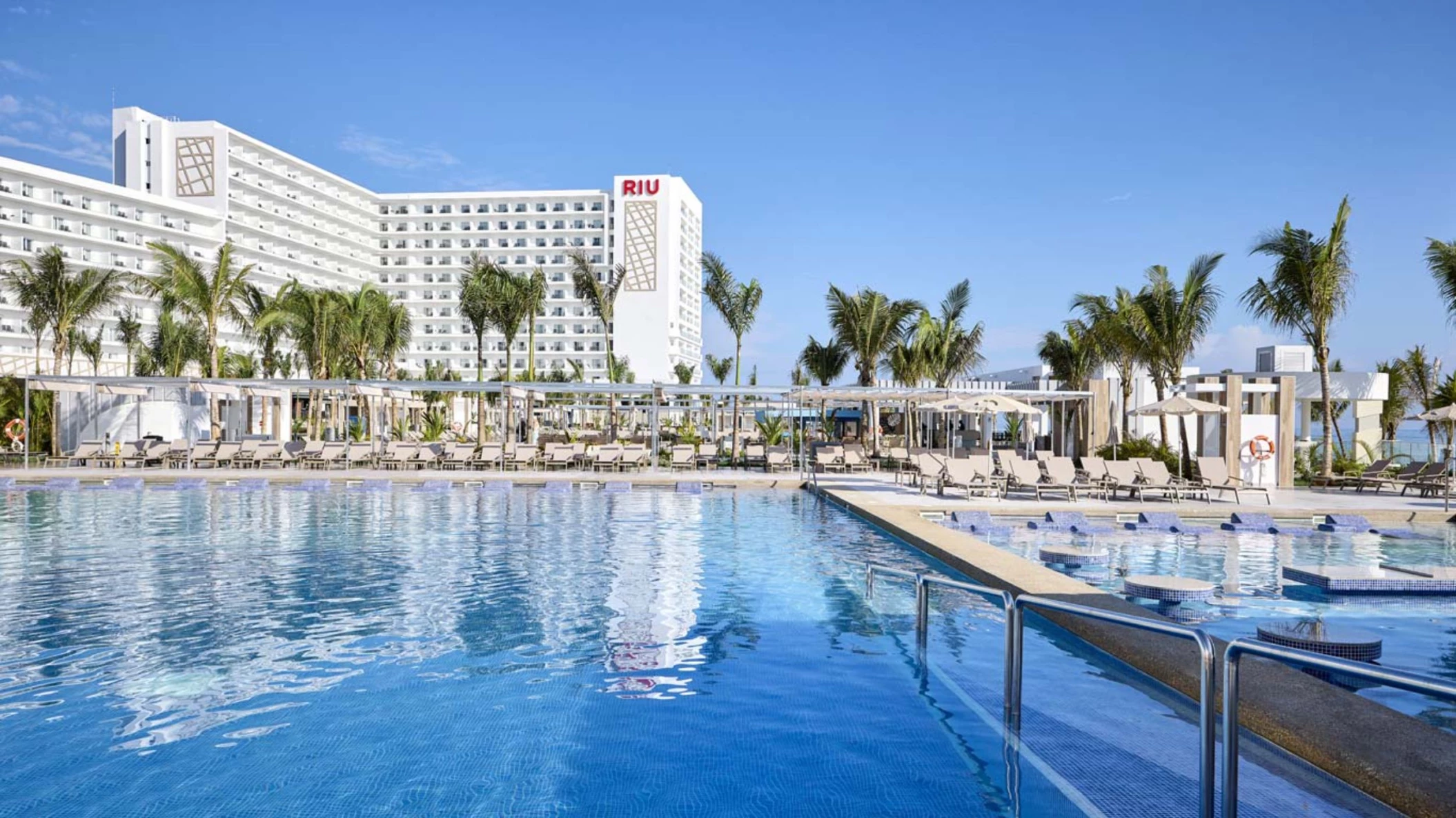 pool and resort building of Riu Palace Aquarelle Hotel