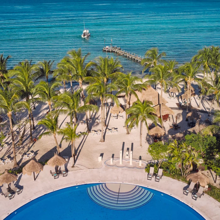 Iberostar Waves Cozumel pool and beach