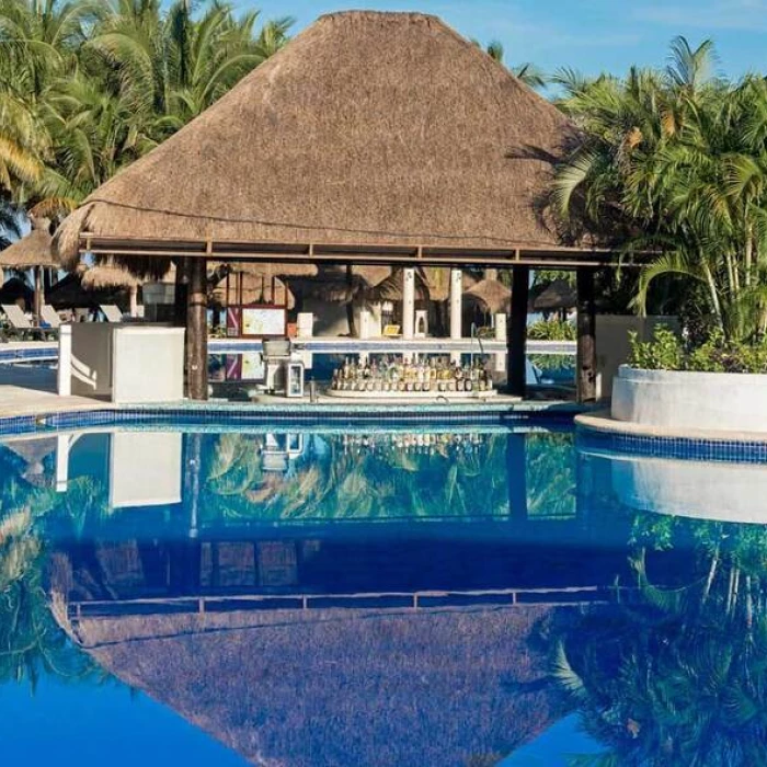 swim-up bar at Iberostar Waves Cozumel