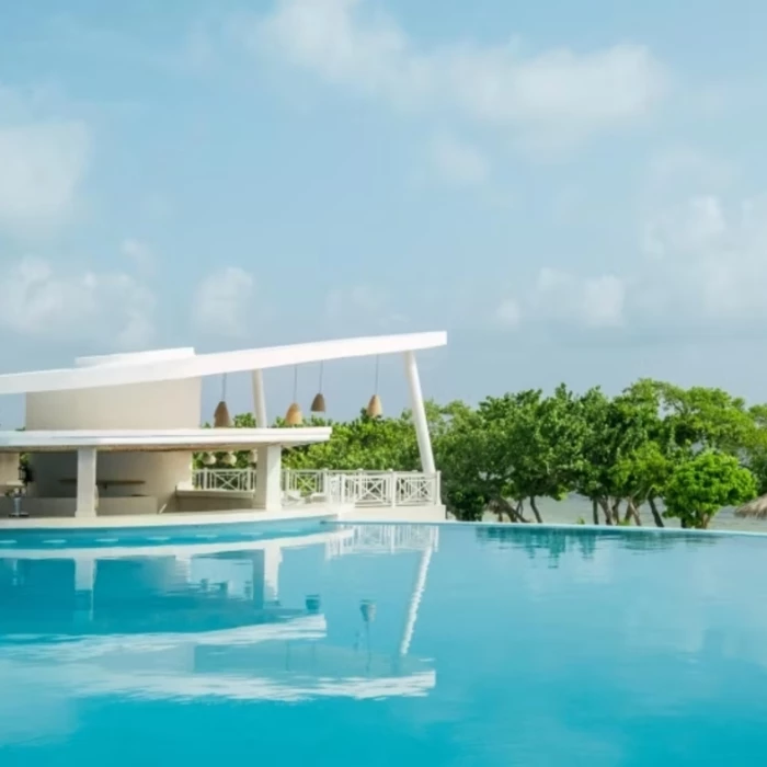 swim up bar at Iberostar Waves Rose Hall Beach