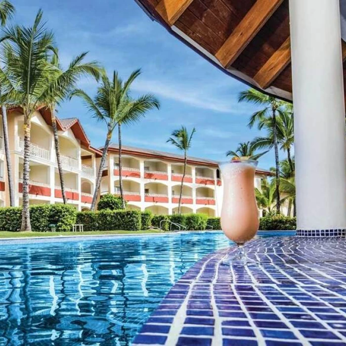 swim up bar at Majestic Colonial Punta Cana