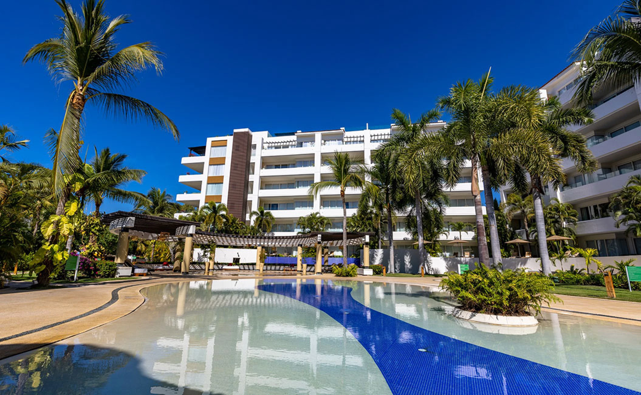 Pool and pergola at Marival Distinct Luxury residences.