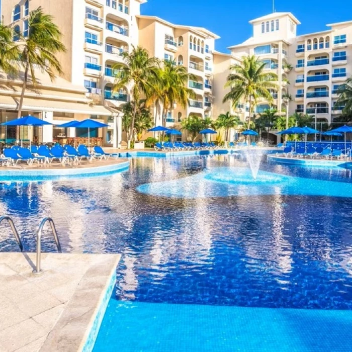 pool at Occidental Costa Cancun