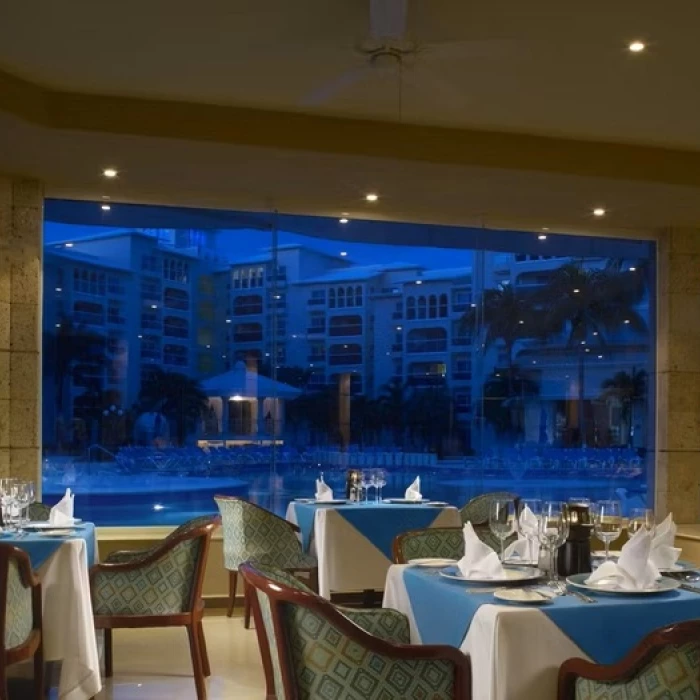 poolside restaurant at Occidental Costa Cancun