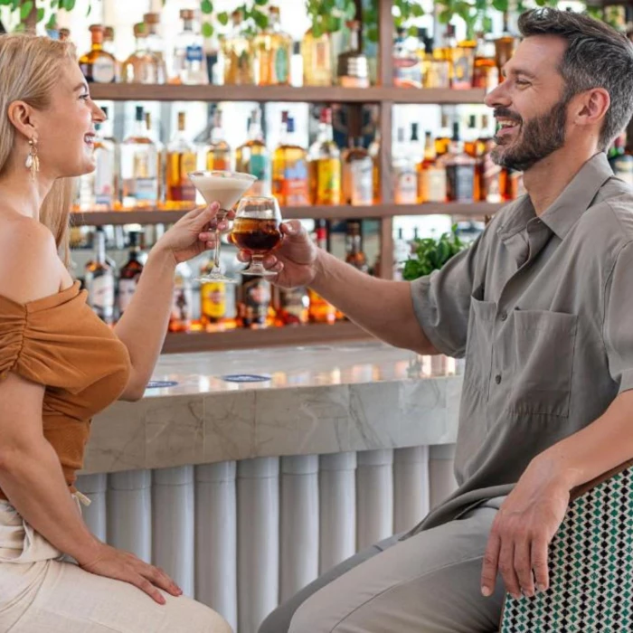 couple at the bar at Ocean Allure Costa Mujeres