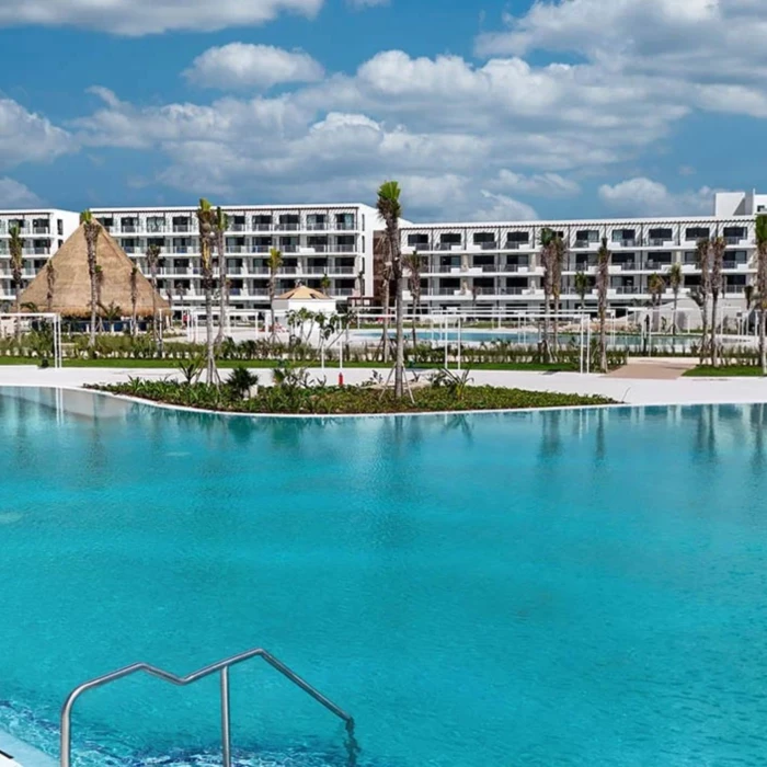 pool at Ocean Allure Costa Mujeres