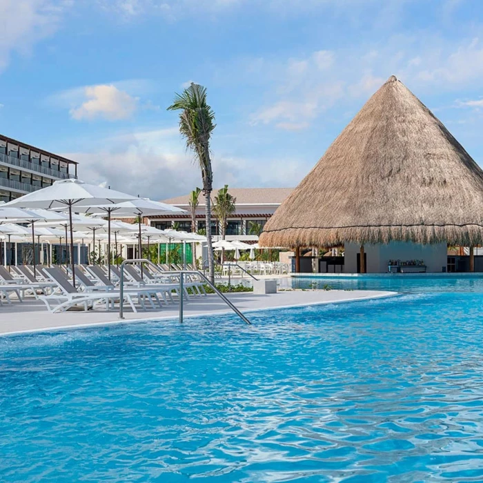 pool with swim up bar at Ocean Allure Costa Mujeres