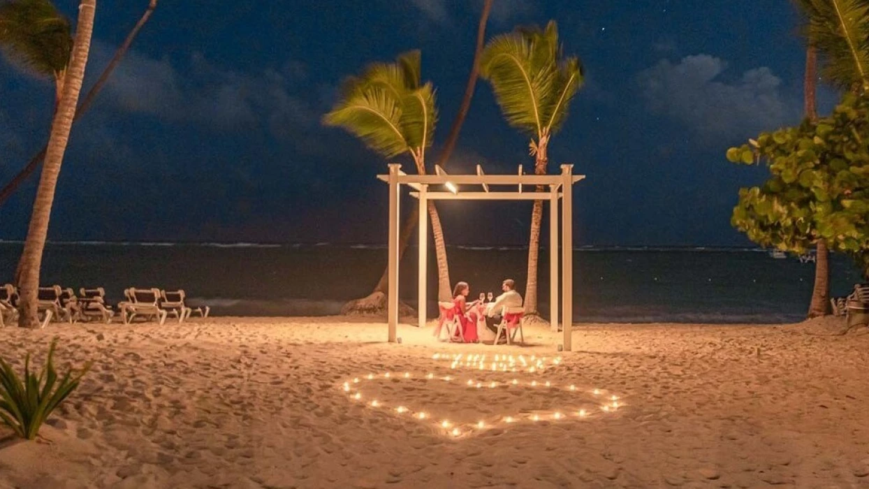 couple having romantic dinner on the beach at TRS Turquesa