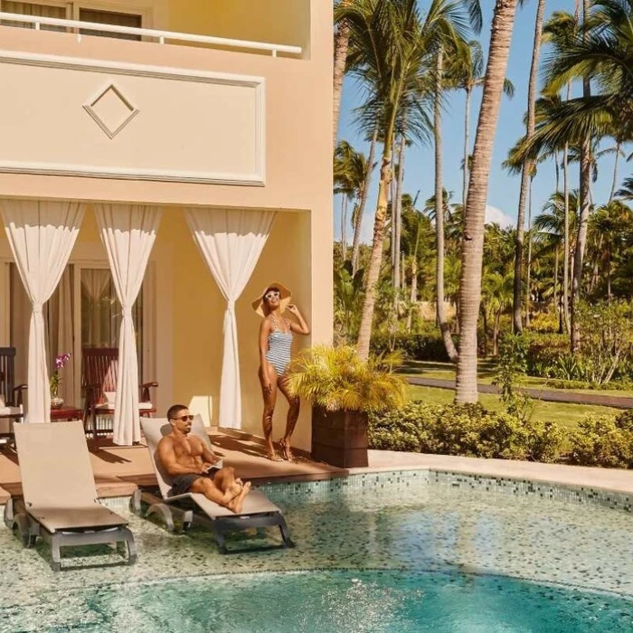 couple in their swim out suite at TRS Turquesa