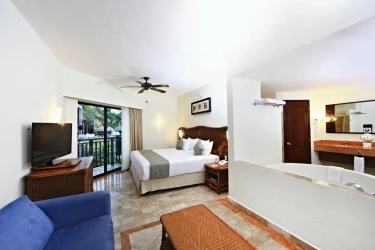 Sandos Caracol Eco Resort deluxe room with soaking tub