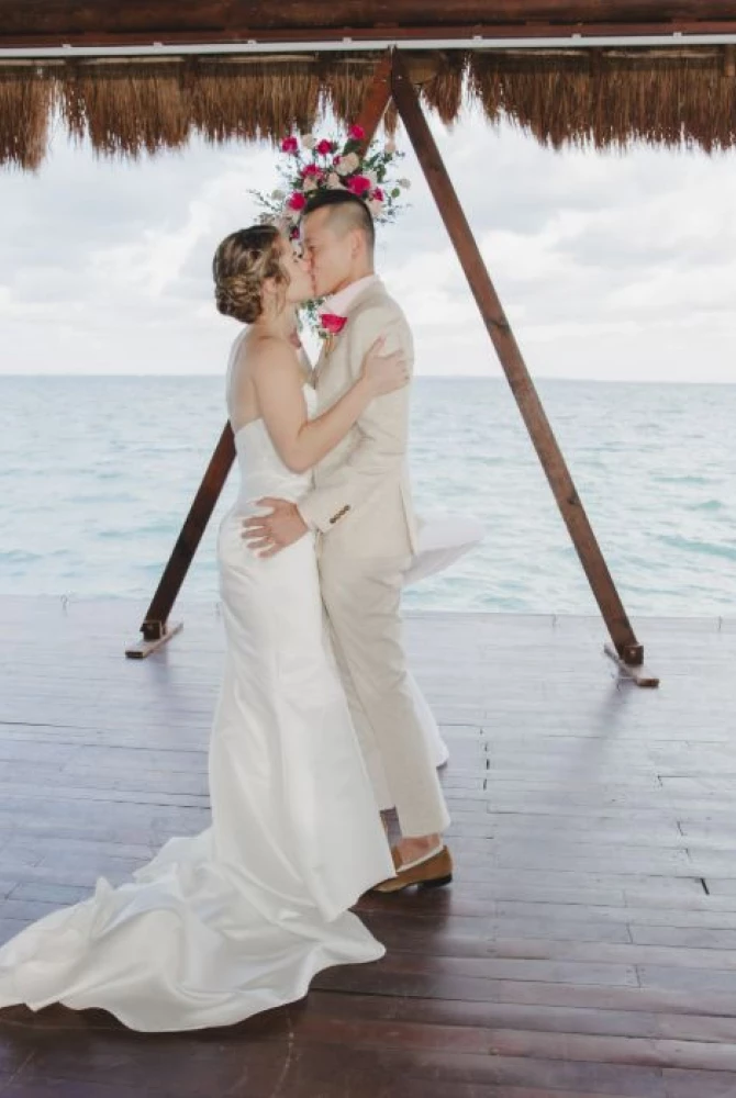 Kayla & Johnny share a kiss