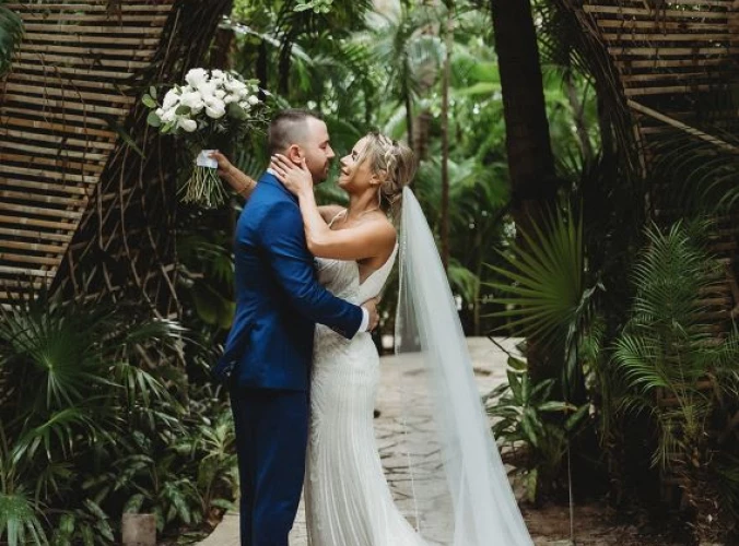 samantha and william lean in for a kiss