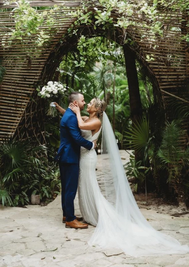 samantha and william lean in for a kiss