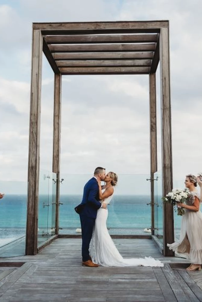 Samantha and William share a kiss