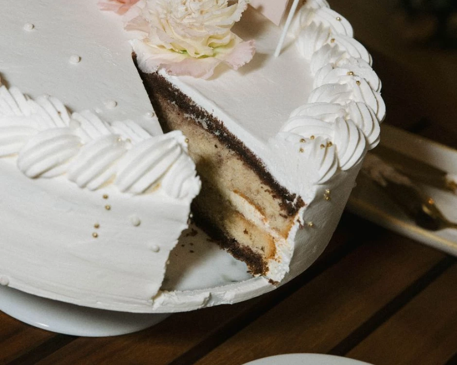 wedding cake at Sophie & Joonmo's wedding