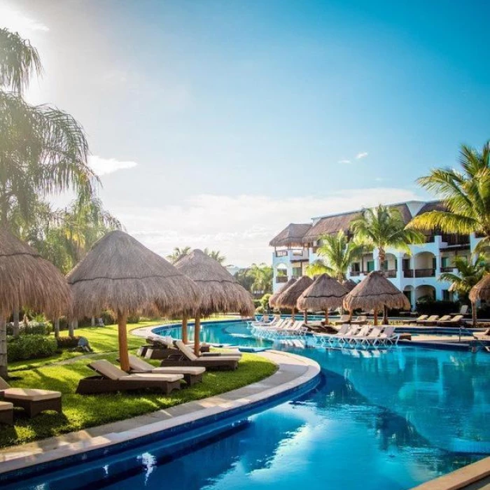 Valentin Imperial Riviera Maya swim-out suite pool